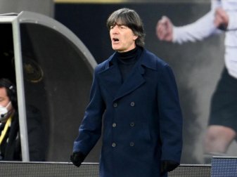 Kann seinen Blick momentan nicht vollends auf das Sportliche richten: Bundestrainer Joachim Löw. Foto: Robert Michael/dpa-Zentralbild/dpa Kann seinen Blick momentan nicht vollends auf das Sportliche richten: Bundestrainer Joachim Löw. Foto: Robert Michael/dpa-Zentralbild/dpa