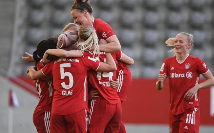 Die Fußball-Frauen des FC Bayern München entschieden das Spitzenspiel gegen den VfL Wolfsburg klar für sich. Foto: Angelika Warmuth/dpa