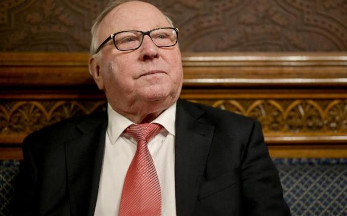 Muss sich derzeit im Krankenhaus behandeln lassen: HSV-Idol Uwe Seeler. Foto: Axel Heimken/dpa