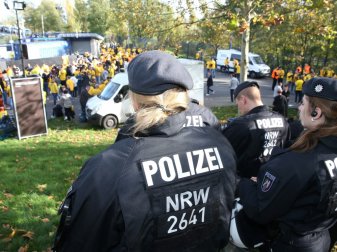 Illegales Fußballturnier wird von Polizei gestoppt Illegales Fußballturnier wird von Polizei gestoppt