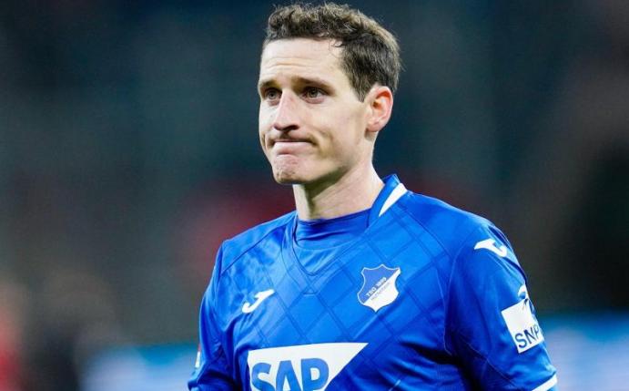 Wurde wie mehrere seiner Teamkollegen positiv auf das Coronavirus getestet: Sebastian Rudy. Foto: Uwe Anspach/dpa