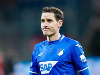 Wurde wie mehrere seiner Teamkollegen positiv auf das Coronavirus getestet: Sebastian Rudy. Foto: Uwe Anspach/dpa Wurde wie mehrere seiner Teamkollegen positiv auf das Coronavirus getestet: Sebastian Rudy. Foto: Uwe Anspach/dpa