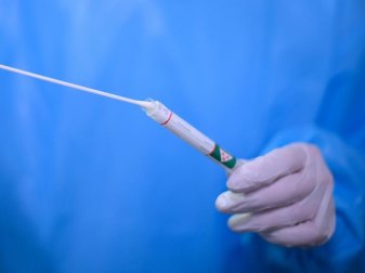 Ein Arzt hält einen Coronavirus-Test in den Händen. Foto: Robert Michael/dpa-Zentralbild/dpa/Symbolbild Ein Arzt hält einen Coronavirus-Test in den Händen. Foto: Robert Michael/dpa-Zentralbild/dpa/Symbolbild