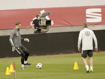Deutschlands Torhüter Manuel Neuer (l) bereitet sich beim Abschlusstraining des DFB-Teams in Sevilla auf das Spiel gegen Spanien vor. Foto: Daniel Gonzales Acuna/dpa Deutschlands Torhüter Manuel Neuer (l) bereitet sich beim Abschlusstraining des DFB-Teams in Sevilla auf das Spiel gegen Spanien vor. Foto: Daniel Gonzales Acuna/dpa