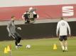 Deutschlands Torhüter Manuel Neuer (l) bereitet sich beim Abschlusstraining des DFB-Teams in Sevilla auf das Spiel gegen Spanien vor. Foto: Daniel Gonzales Acuna/dpa