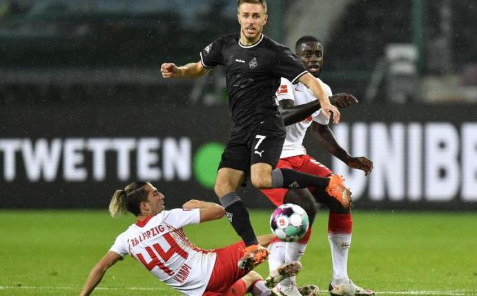 Blickt mit Sorge auf den engen Terminkalender: Patrick Herrmann (M) in Aktion für Borussia Mönchengladbach. Foto: Martin Meissner/Pool AP/dpa