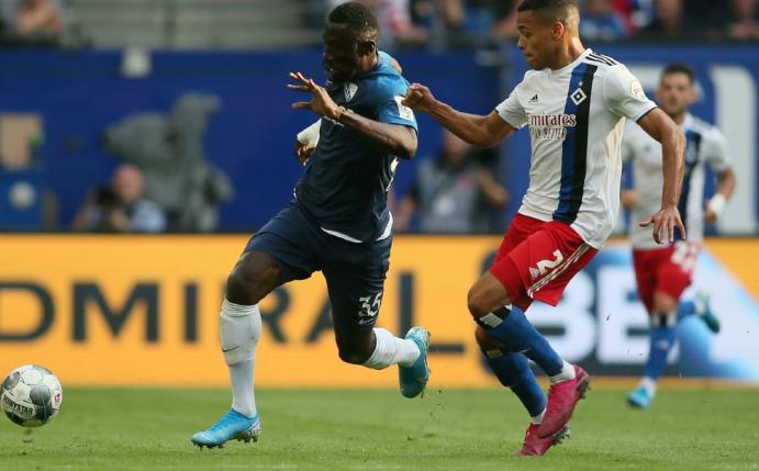 Das Pannen-Trikot von Gyamerah (r.) wurde versteigert