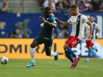 Das Pannen-Trikot von Gyamerah (r.) wurde versteigert Das Pannen-Trikot von Gyamerah (r.) wurde versteigert