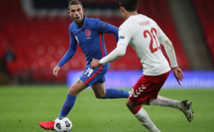 Jordan Henderson (l.) fehlt den Three Lions gegen Island