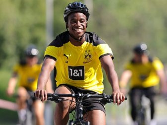 Moukoko könnte kommenden Samstag sein Profi-Debüt geben Moukoko könnte kommenden Samstag sein Profi-Debüt geben