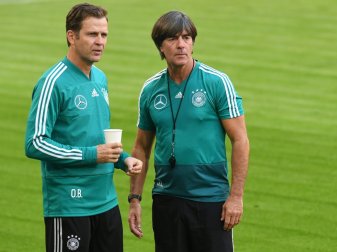 Oliver Bierhoff (l.) stärkt Joachim Löw den Rücken Oliver Bierhoff (l.) stärkt Joachim Löw den Rücken
