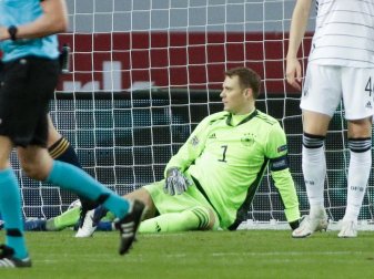 Von seinen Kollegen im Torwirbel der Spanier allein gelassen: Torhüter Manuel Neuer (M) sitzt nach dem 5:0 auf dem Boden. Foto: Daniel Gonzales Acuna/dpa Von seinen Kollegen im Torwirbel der Spanier allein gelassen: Torhüter Manuel Neuer (M) sitzt nach dem 5:0 auf dem Boden. Foto: Daniel Gonzales Acuna/dpa