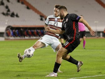Portugals Diogo Jota (l) blockiert einen Schuss von Nikola Vlasic aus Kroatien. Foto: Darko Bandic/AP/dpa Portugals Diogo Jota (l) blockiert einen Schuss von Nikola Vlasic aus Kroatien. Foto: Darko Bandic/AP/dpa