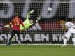 Deutschlands Torhüter Manuel Neuer kann das Tor zum 0:1 von Spaniens Morata (nicht im Bild) nicht verhindern. Foto: Daniel Gonzales Acuna/dpa