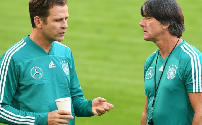 Bierhoff (l.) steht weiter hinter Löw