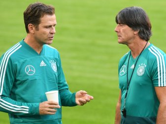 Bierhoff (l.) steht weiter hinter Löw Bierhoff (l.) steht weiter hinter Löw