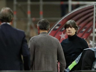 Bundestrainer Joachim Löw (r) zeigt sich nach dem Spiel schwer enttäuscht. Foto: Daniel Gonzales Acuna/dpa Bundestrainer Joachim Löw (r) zeigt sich nach dem Spiel schwer enttäuscht. Foto: Daniel Gonzales Acuna/dpa