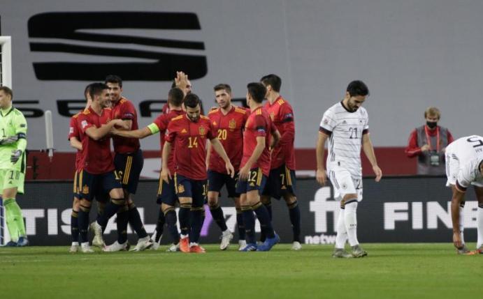 Enttäuschung bei Neuer und Co., Jubel bei Spanien: 6:0 fertigte der Gastgeber das DFB-Team ab. Foto: Daniel Gonzales Acuna/dpa