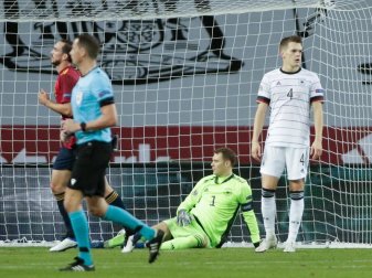 Gleich sechsmal musste DFB-Keeper Manuel Neuer in Spanien hinter sich greifen. Foto: Daniel Gonzales Acuna/dpa Gleich sechsmal musste DFB-Keeper Manuel Neuer in Spanien hinter sich greifen. Foto: Daniel Gonzales Acuna/dpa