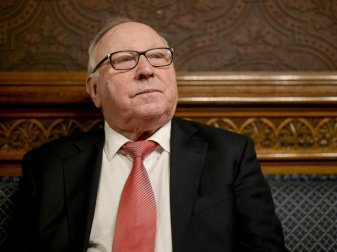 Konnte das Krankenhaus wieder verlassen: HSV-Idol Uwe Seeler. Foto: Axel Heimken/dpa Konnte das Krankenhaus wieder verlassen: HSV-Idol Uwe Seeler. Foto: Axel Heimken/dpa