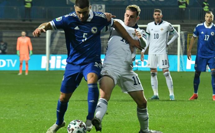 Kolasinac (l.) ist positiv getestet worden