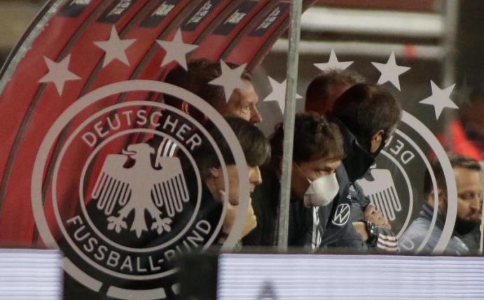 Hat bei Fans an Rückhalt verloren: Bundestrainer Löw (l) sitzt mit seiner Entourage beim Spiel gegen Spanien auf der Bank. Foto: Daniel Gonzales Acuna/dpa
