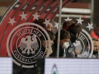 Hat bei Fans an Rückhalt verloren: Bundestrainer Löw (l) sitzt mit seiner Entourage beim Spiel gegen Spanien auf der Bank. Foto: Daniel Gonzales Acuna/dpa Hat bei Fans an Rückhalt verloren: Bundestrainer Löw (l) sitzt mit seiner Entourage beim Spiel gegen Spanien auf der Bank. Foto: Daniel Gonzales Acuna/dpa