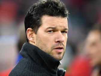 Bezeichnet das 0:6 der DFB-Auswahl in Spanien als «Spiegel der aktuellen Situation»: Michael Ballack. Foto: Tobias Hase/dpa Bezeichnet das 0:6 der DFB-Auswahl in Spanien als «Spiegel der aktuellen Situation»: Michael Ballack. Foto: Tobias Hase/dpa