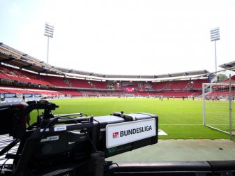 Die Einnahmen aus den Medien-Verträgen sind für die Fußball-Bundesligisten überlebenswichtig, doch sie sinken. Foto: Alexander Hassenstein/getty/Pool/dpa Die Einnahmen aus den Medien-Verträgen sind für die Fußball-Bundesligisten überlebenswichtig, doch sie sinken. Foto: Alexander Hassenstein/getty/Pool/dpa