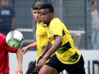 Endliche 16: Youssoufa Moukoko wurde mit vielen Vorschusslorbeeren bedacht und als «Wunderkind» gepriesen. Foto: Peter Ludewig/dpa Endliche 16: Youssoufa Moukoko wurde mit vielen Vorschusslorbeeren bedacht und als «Wunderkind» gepriesen. Foto: Peter Ludewig/dpa