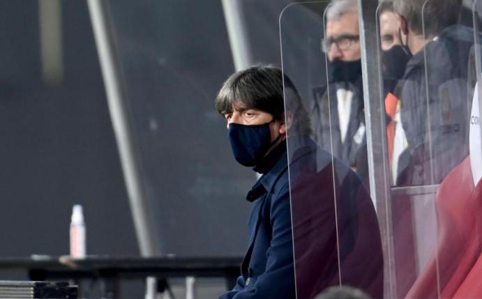 Ist nach dem 0:6 in Spanien deutlich angezählt: Bundestrainer Joachim Löw. Foto: Robert Michael/dpa-Zentralbild/dpa