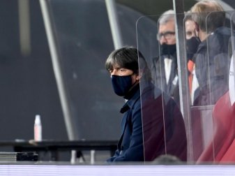 Ist nach dem 0:6 in Spanien deutlich angezählt: Bundestrainer Joachim Löw. Foto: Robert Michael/dpa-Zentralbild/dpa Ist nach dem 0:6 in Spanien deutlich angezählt: Bundestrainer Joachim Löw. Foto: Robert Michael/dpa-Zentralbild/dpa