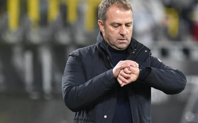 Will sich derzeit nicht mit dem Thema Bundestrainer befassen: Bayern-Coach Hansi Flick. Foto: Bernd Thissen/dpa-Pool/dpa