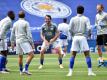 Christian Fuchs (M) wärmt sich beim Training mit Teamkameraden von Leicester City auf.. Foto: Rui Vieira/Nmc Pool/PA Wire/dpa