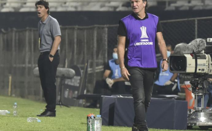 Auch Santos-Coach Cuca (r.) wurde positiv getestet