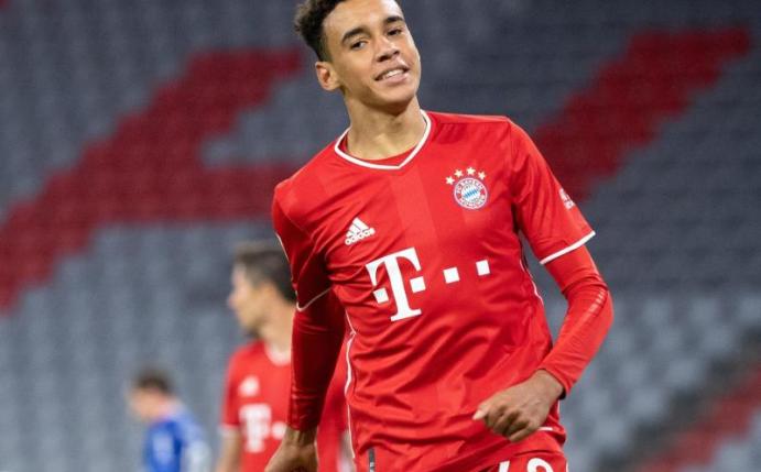 Jamal Musiala steht in der Startelf des FC Bayern München. Foto: Matthias Balk/dpa