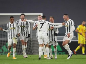 Cristiano Ronaldo (M/7) von Juventus feiert mit seinen Mannschaftskameraden, nachdem er das Führungstor erzielt hat. Foto: Jonathan Moscrop/CSM via ZUMA Wire/dpa Cristiano Ronaldo (M/7) von Juventus feiert mit seinen Mannschaftskameraden, nachdem er das Führungstor erzielt hat. Foto: Jonathan Moscrop/CSM via ZUMA Wire/dpa