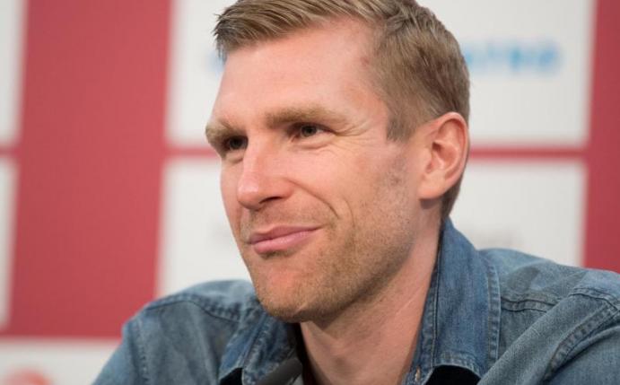Der ehemalige Fußball-Nationalspieler Per Mertesacker würde es begrüßen, wenn Joachim Löw im Amt bleibt. Foto: Julian Stratenschulte/dpa