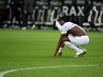 Auch Gladbachs Breel Embolo ärgerte sich nach dem späten Gegentor. Foto: Federico Gambarini/dpa