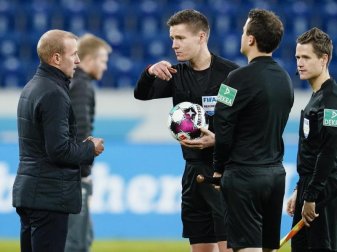 Hoffenheims Trainer Sebastian Hoeneß (l) diskutierte nach dem Spiel mit dem Schiedsrichtergespann um Daniel Siebert (M). Foto: Uwe Anspach/dpa Hoffenheims Trainer Sebastian Hoeneß (l) diskutierte nach dem Spiel mit dem Schiedsrichtergespann um Daniel Siebert (M). Foto: Uwe Anspach/dpa