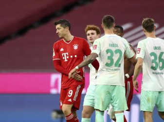 Die Spieler des FC Bayern München um Stürmerstar Robert Lewandowski (l) waren nach dem Remis gegen Werder enttäuscht. Foto: Matthias Schrader/AP-Pool/dpa Die Spieler des FC Bayern München um Stürmerstar Robert Lewandowski (l) waren nach dem Remis gegen Werder enttäuscht. Foto: Matthias Schrader/AP-Pool/dpa