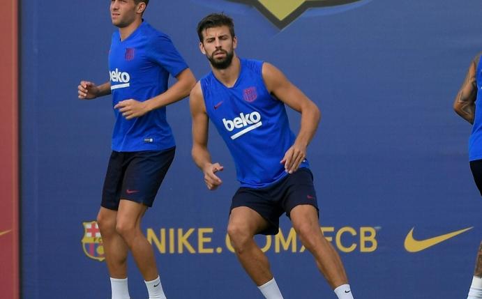 Gerard Pique (r.) und Sergi Roberto fallen länger aus