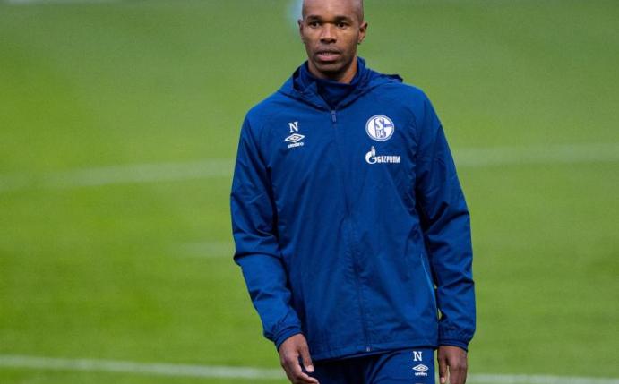 Schalkes Co-Trainer Naldo soll Training mit Vedad Ibisevic Streit aneinandergeraten sein. Foto: Guido Kirchner/dpa