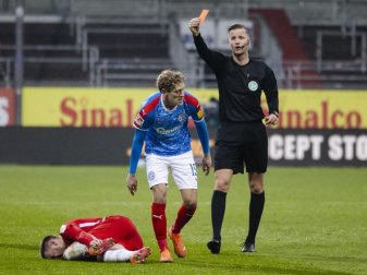 Nach einem Foul an Christian Kühlwetter (l), zeigt Schiedsrichter Arne Aamink (r) Kiels Johannes van den Bergh die Rote Karte. Foto: Frank Molter/dpa Nach einem Foul an Christian Kühlwetter (l), zeigt Schiedsrichter Arne Aamink (r) Kiels Johannes van den Bergh die Rote Karte. Foto: Frank Molter/dpa