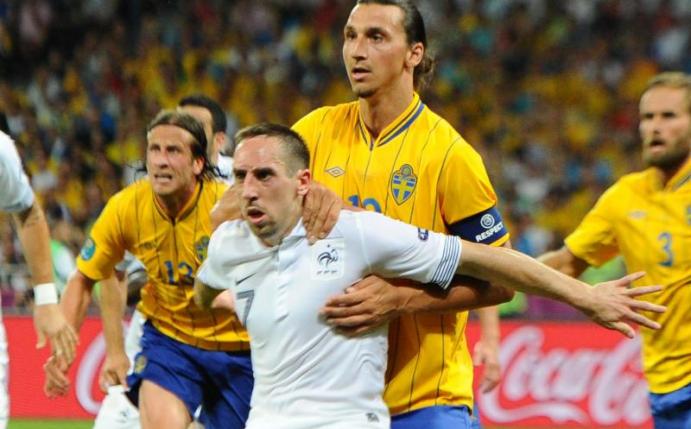 Oft sind sich Franck Ribéry (M/vorn) und Zlatan Ibrahimovic (dahinter) noch nicht in die Quere gekommen, wie hier bei der EURO 2012. Foto: picture alliance / dpa