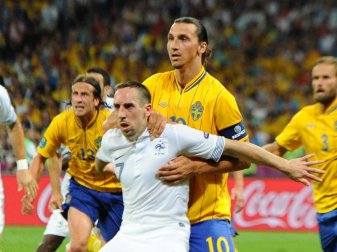 Oft sind sich Franck Ribéry (M/vorn) und Zlatan Ibrahimovic (dahinter) noch nicht in die Quere gekommen, wie hier bei der EURO 2012. Foto: picture alliance / dpa Oft sind sich Franck Ribéry (M/vorn) und Zlatan Ibrahimovic (dahinter) noch nicht in die Quere gekommen, wie hier bei der EURO 2012. Foto: picture alliance / dpa
