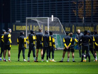 Abschlusstraining von Borussia Dortmund: Trainer Lucien Favre (4.v.r) hält vor der Mannschaft eine Ansprache. Foto: Guido Kirchner/dpa Abschlusstraining von Borussia Dortmund: Trainer Lucien Favre (4.v.r) hält vor der Mannschaft eine Ansprache. Foto: Guido Kirchner/dpa