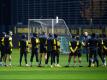 Abschlusstraining von Borussia Dortmund: Trainer Lucien Favre (4.v.r) hält vor der Mannschaft eine Ansprache. Foto: Guido Kirchner/dpa