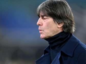 Bundestrainer Joachim Löw steht nach 0:6-Pleite gegen Spanien in der Kritik. Foto: Robert Michael/dpa-Zentralbild/dpa Bundestrainer Joachim Löw steht nach 0:6-Pleite gegen Spanien in der Kritik. Foto: Robert Michael/dpa-Zentralbild/dpa