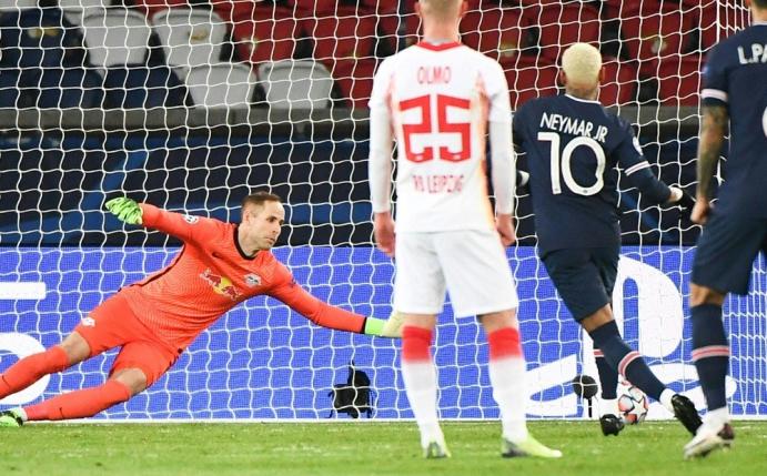 Neymar erzielt das Tor des Tages vom Punkt